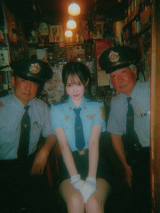 美丽的浅蓝色警服日本女��