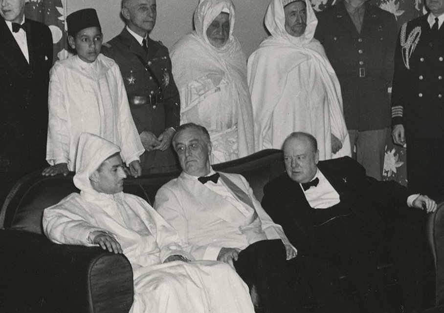 Leaders playing poker scene - Image 1